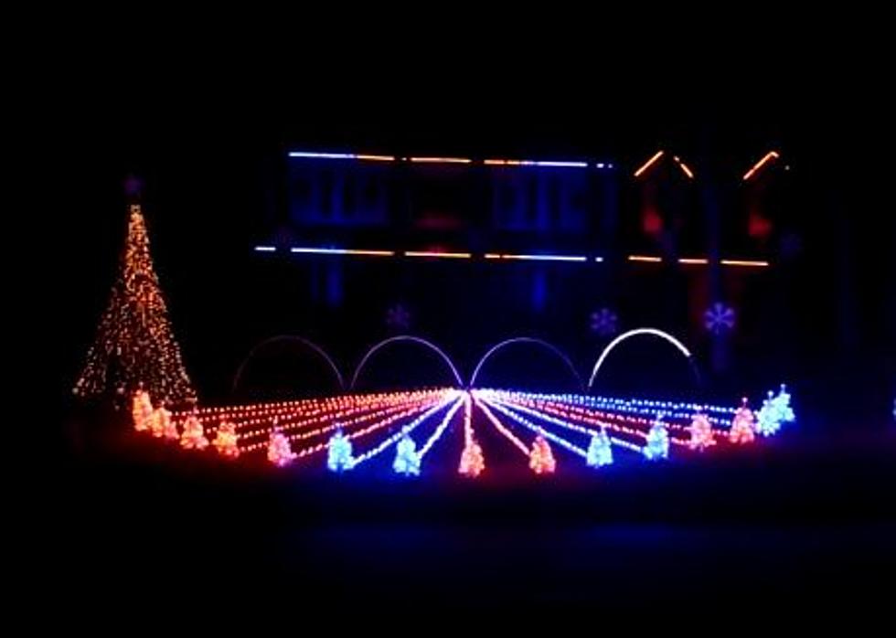 Auburn Fan Sets Christmas Lights to Iron Bowl Radio Call, War Eagle