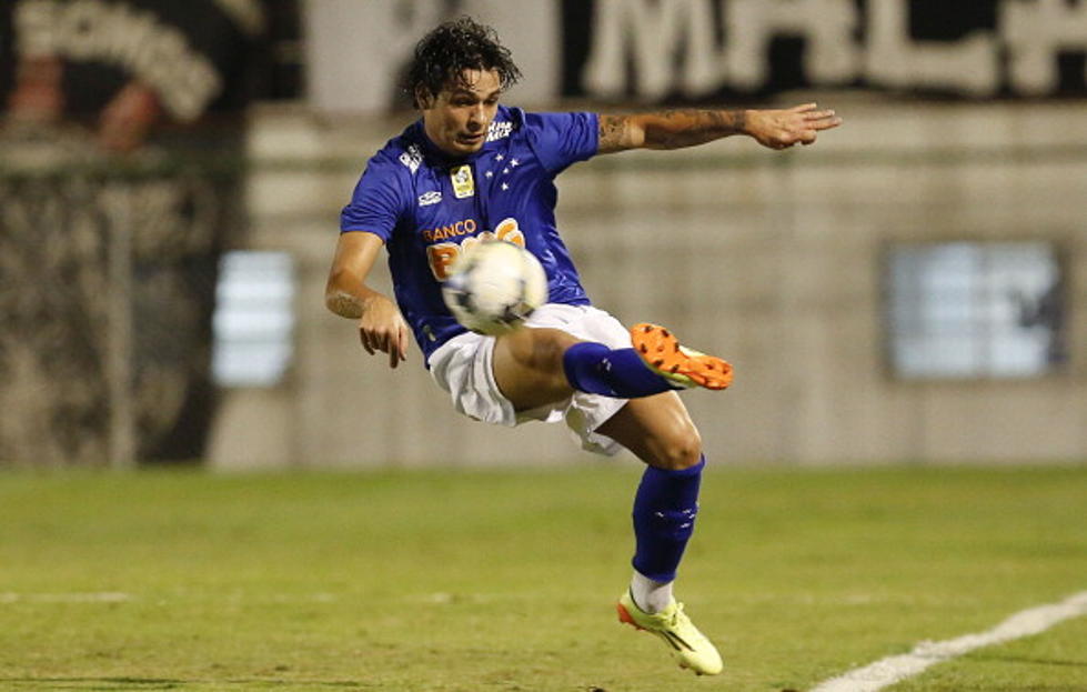 Watch Cruzeiro’s Ricardo Goulart Score His Amazing Sun Bowl Goal From Midfield