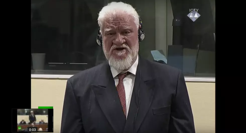 Christmas Tragedy -- Santa Commits Suicide in Hague Courtroom 