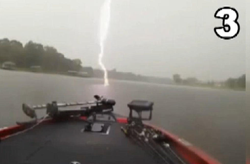 7 Consecutive Lighting Strikes in Front of a Fishing Boat in East Texas [Video]