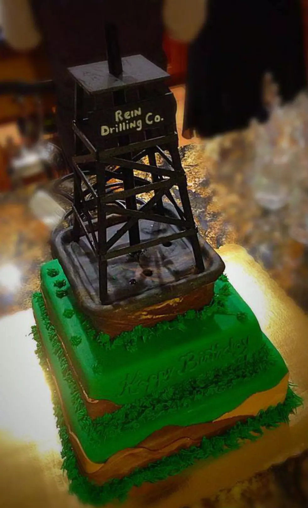 Wyoming Baker Strikes Gold With Awesome Oil Rig Cake (Video)