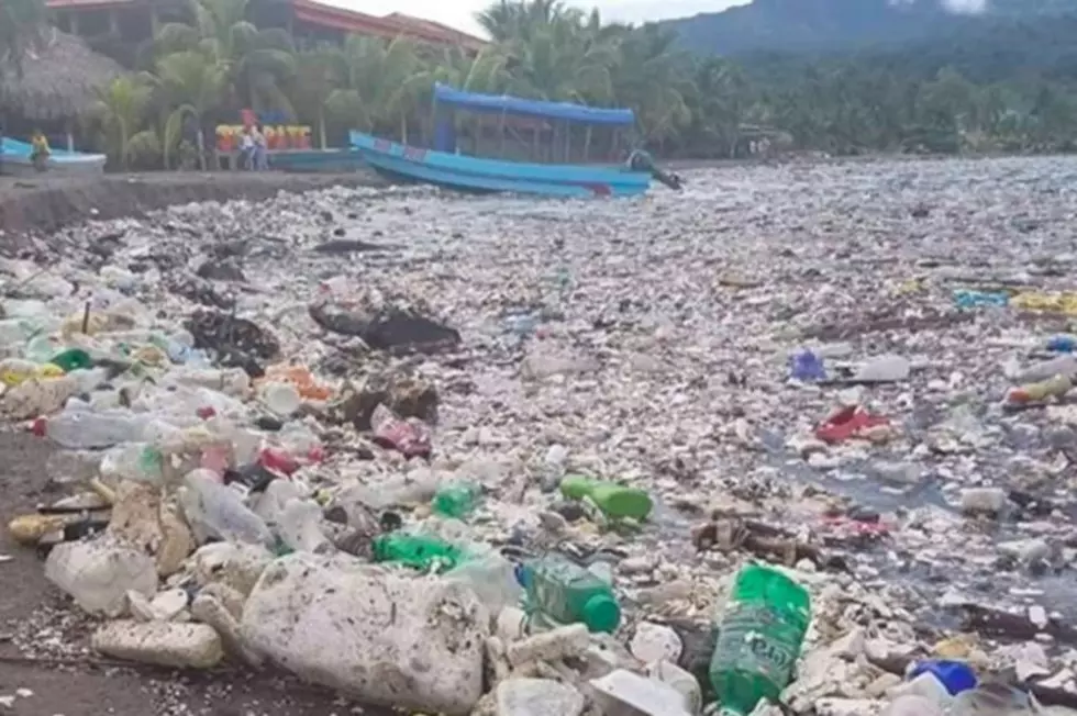 “Tsunami” de toneladas de basura provenientes de Guatemala llegaron a las playas de Honduras