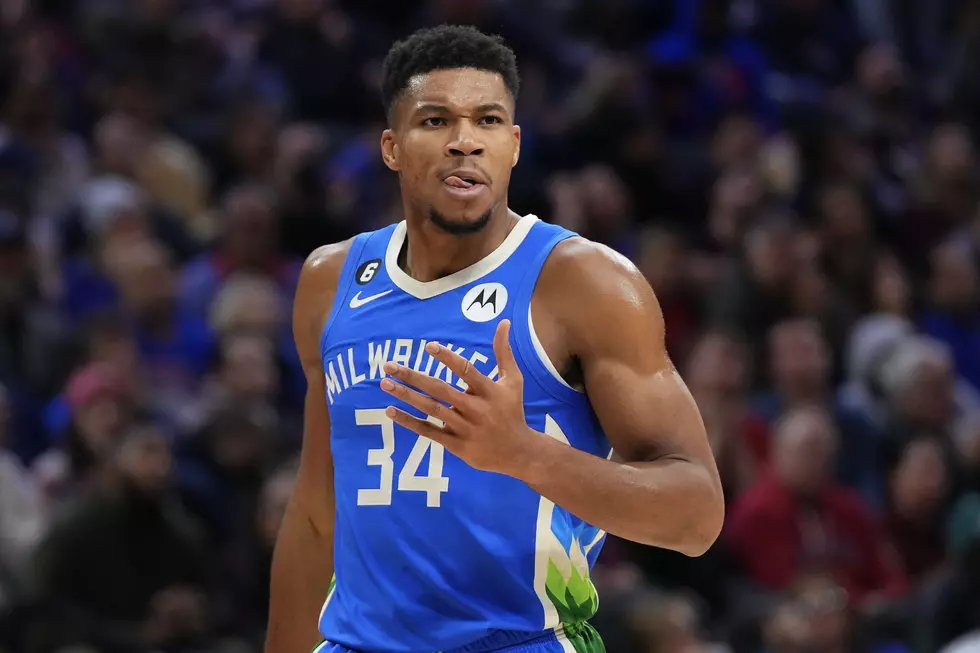 Antetokounmpo Argues With Arena Worker, Flings Away Ladder