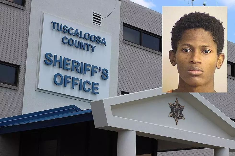 Tuscaloosa Woman Finds Jail Escapee Hiding Under Her Couch