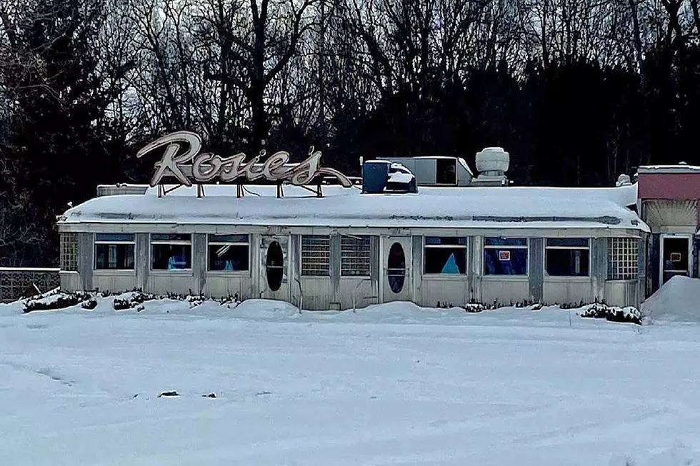 Why the Iconic Rosie’s Diner Sits Abandoned and Nearly Forgotten Near Grand Rapids, Michigan