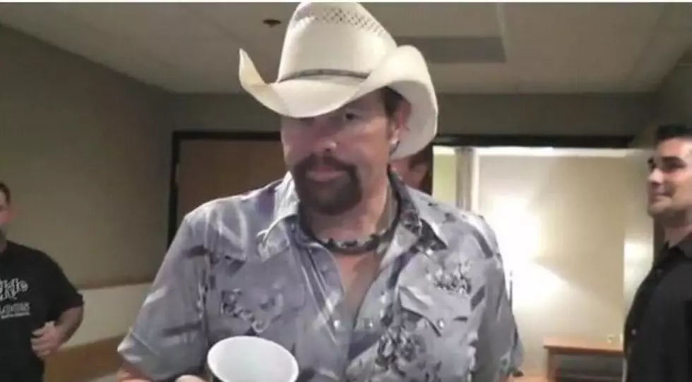 Watch Rare Footage of Toby Keith&#8217;s Pre-Show Rituals [VIDEO]