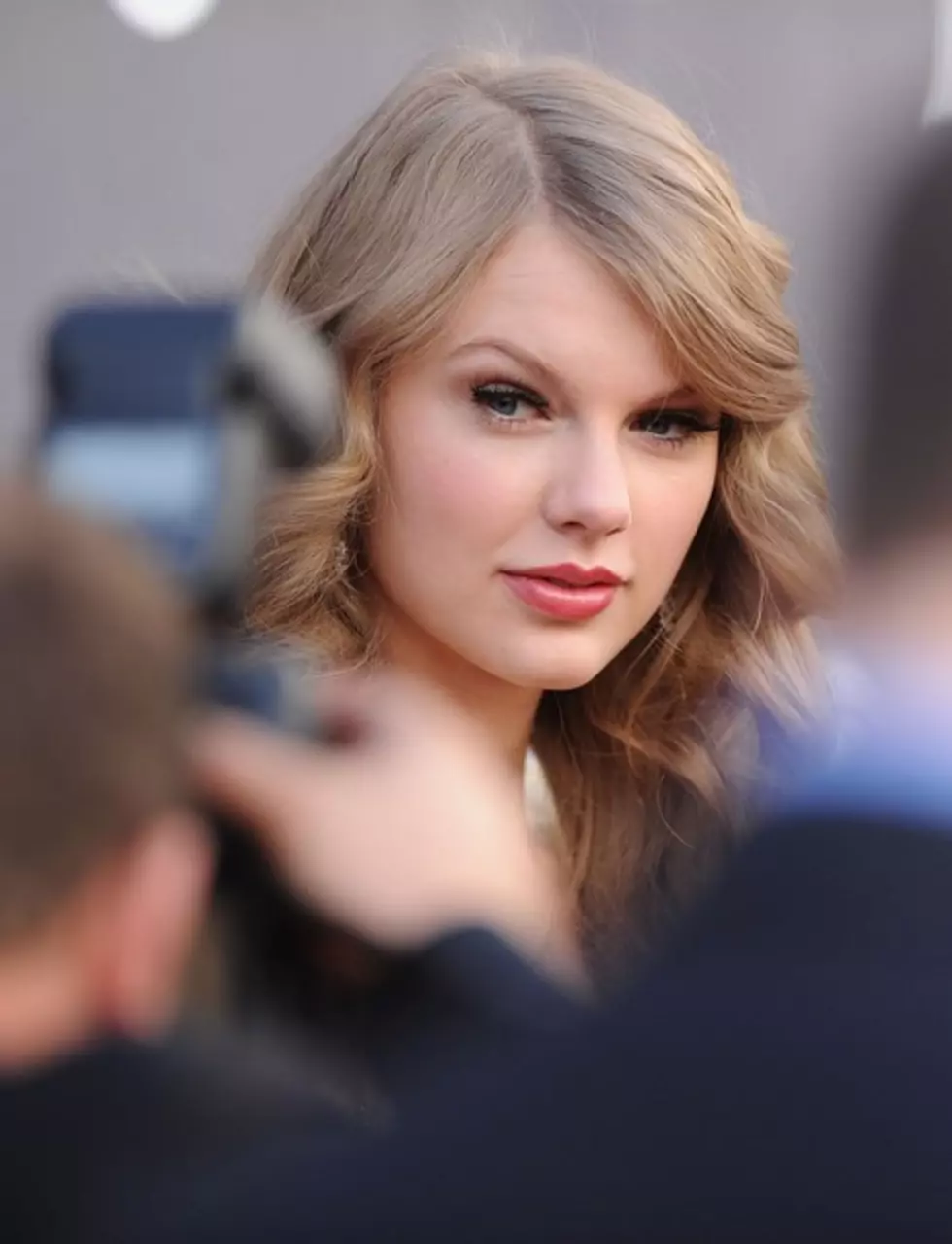 Taylor Swift Unveils New Perfume At Store In Tennessee [VIDEO]
