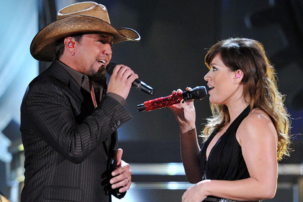 Jason Aldean Fights Microphone Troubles During Duet With Kelly Clarkson at 2012 Grammy Awards