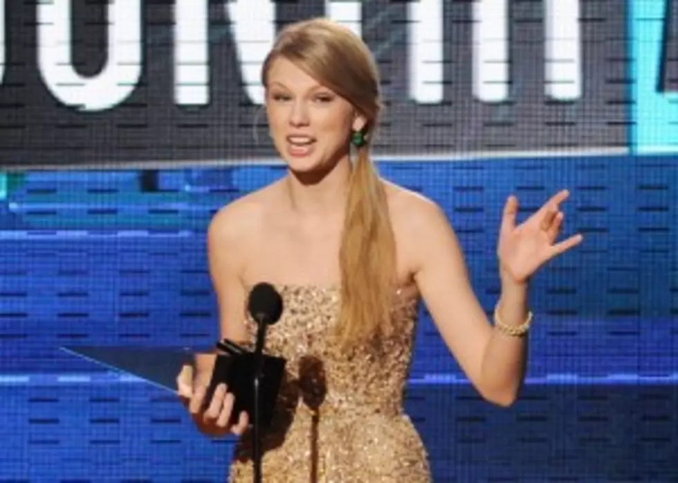 Taylor Swift &#038; Her Cat Talk ACM Voting [VIDEO]