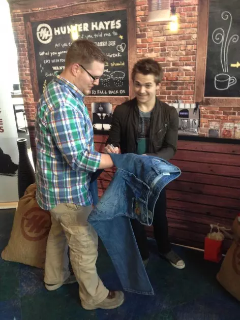 Carrie Underwood, Hunter Hayes Sign Toby's Jeans!