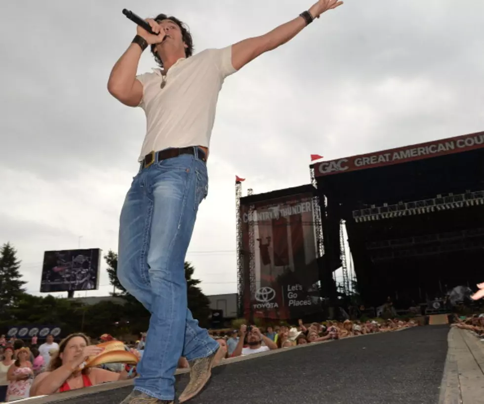 Joe Nichols Sings &#8216;Baby Got Back&#8217; (???), &#8216;Tequila Makes Her Clothes Fall Off&#8217; At Country On The Coast [VIDEO]