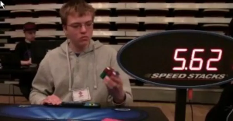 Solving A Rubik&#8217;s Cube With One Hand &#8212; Incredible Video