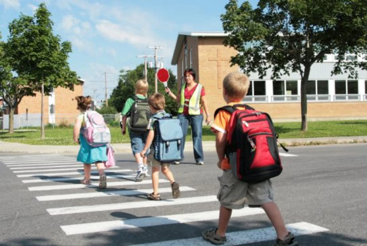 Беседа дети на дороге. Дети на дороге. Дорога в школу. Школьники на дороге. Дети идут в школу.