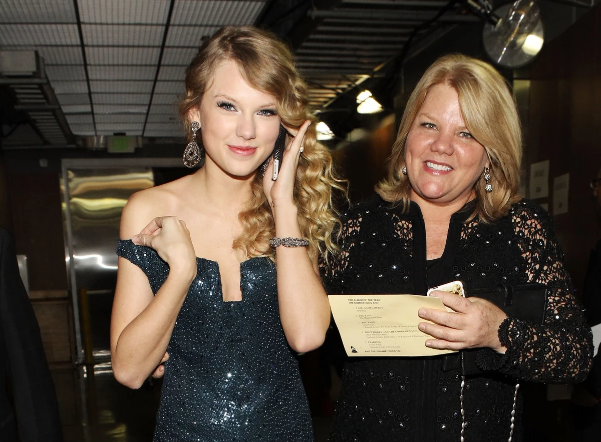 Taylor Swift Reveals That Her Mom Has Cancer Prayformamaswift