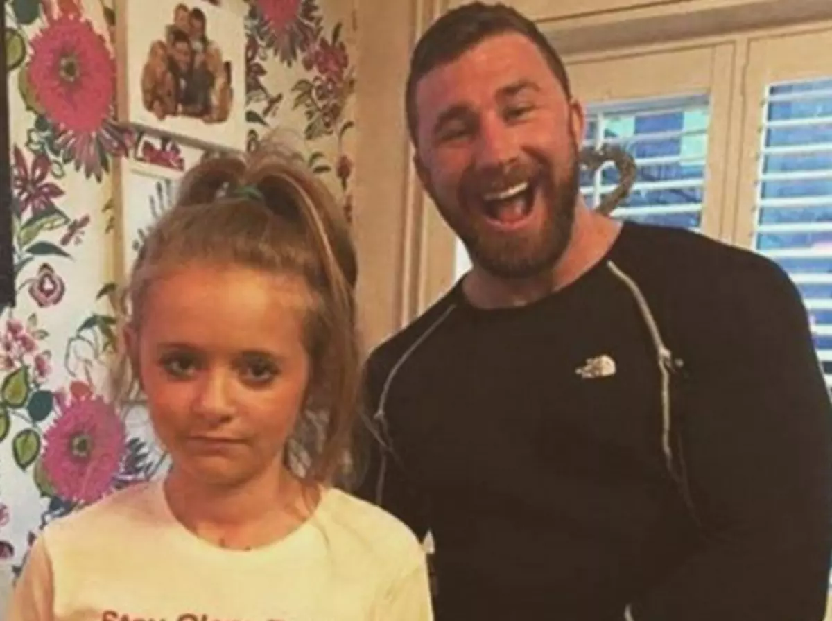 Does This Dad Send Wrong Message Having Daughter Wear This T-Shirt ...
