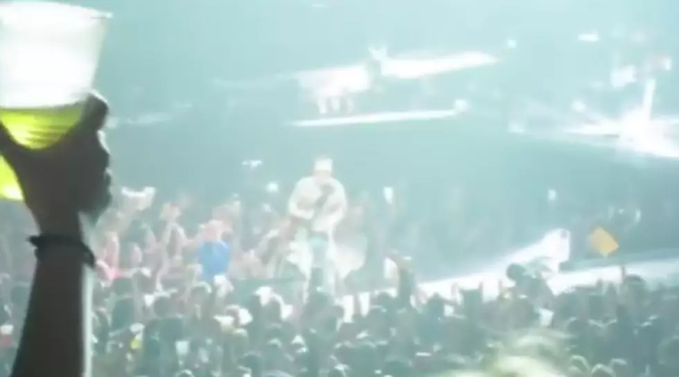 The Entire First Niagara Center Sings &#8216;Drink In My Hand&#8217; With Eric Church [VIDEO]