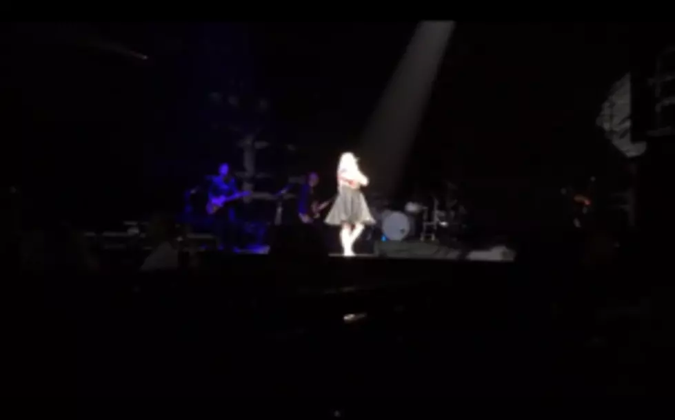 Kelly Clarkson Covers Wynonna&#8217;s &#8220;No One Else On Earth&#8221; In Seattle [VIDEO]