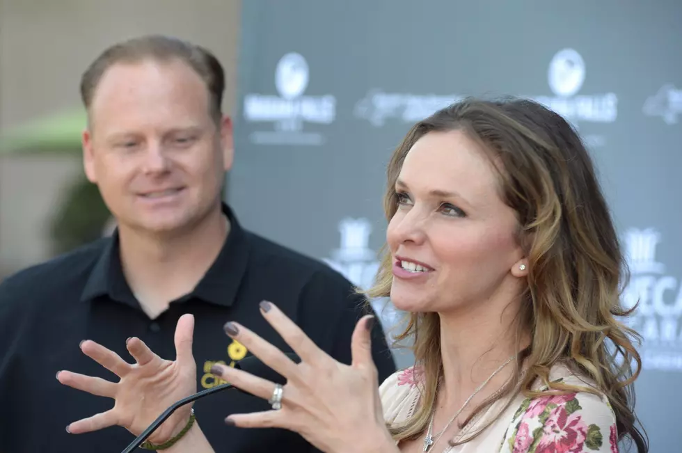 Dale Talks to Erindira Wallenda Just Before She Dangles Over Niagara Falls