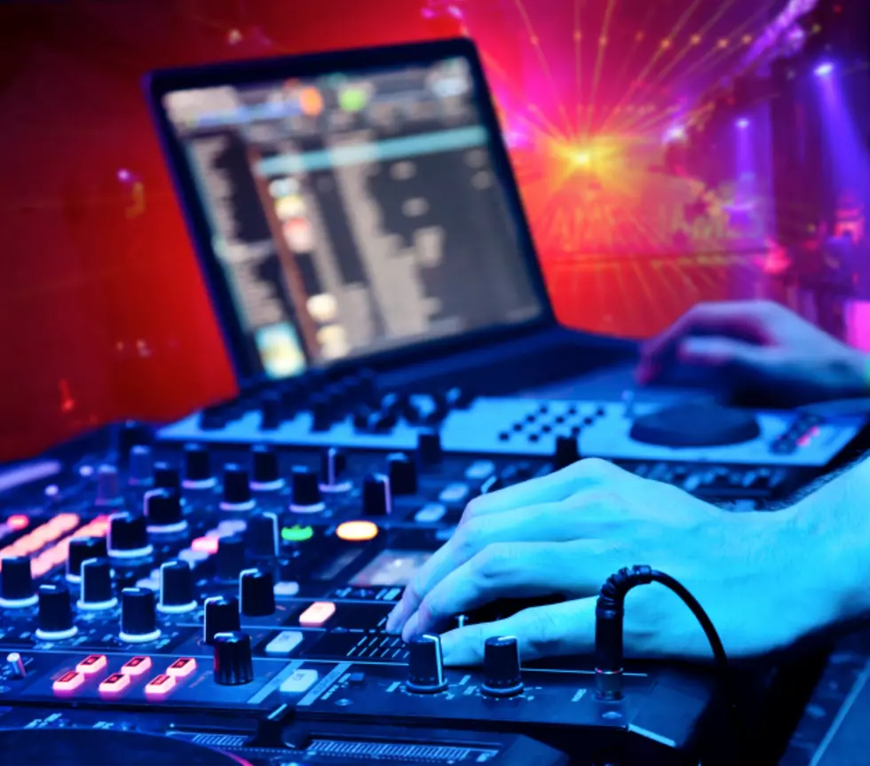 10 Commandments For Requesting Songs From DJs At A Wedding
