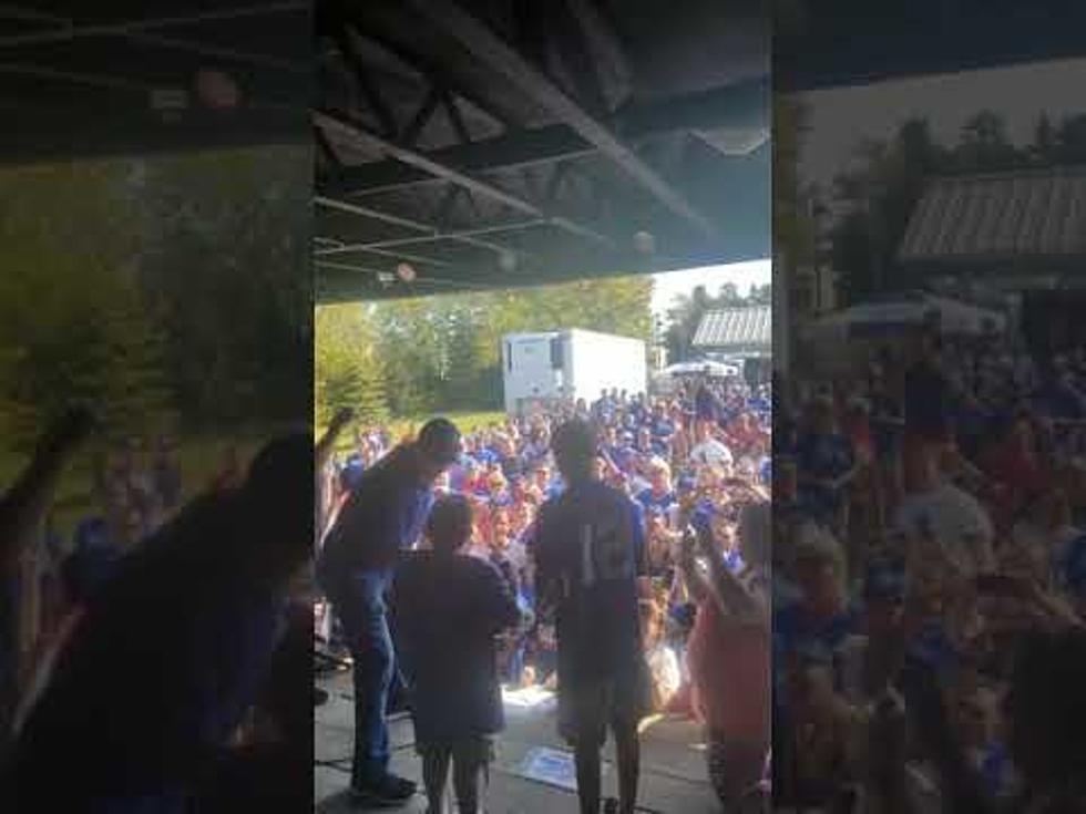 WATCH: Jim Kelly Lead Bills Chant With Make-A-Wish Kids!