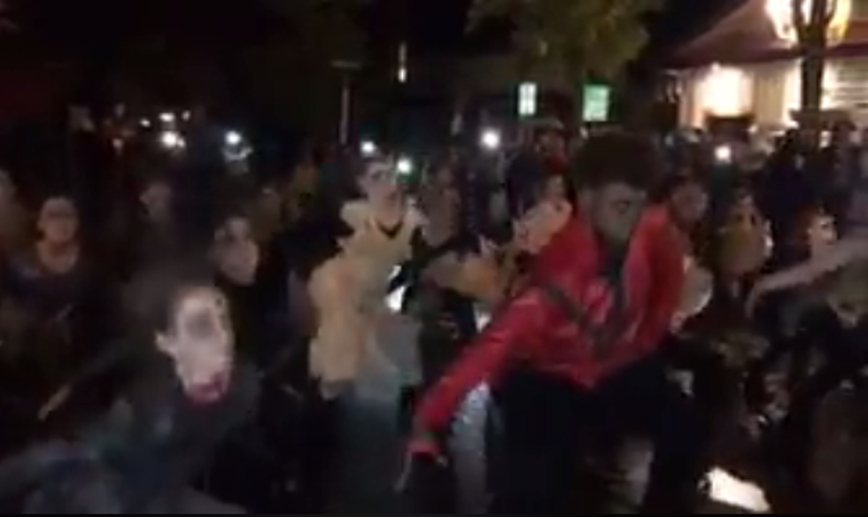 Thriller' de Michael Jackson reúne multidão em flashmob na cidade de Nova  York
