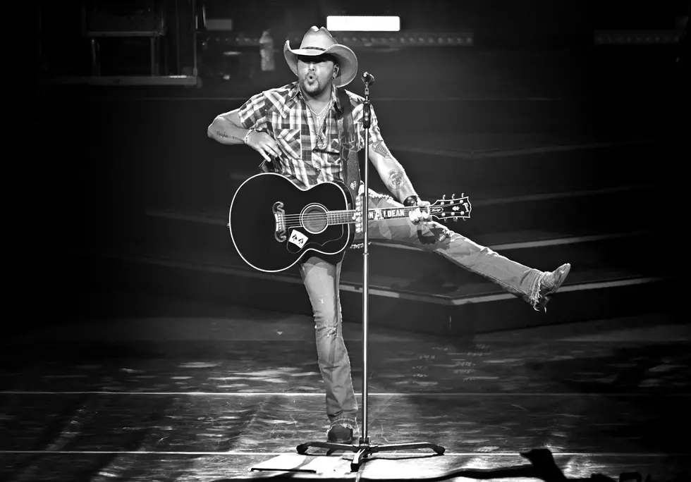 Jason Aldean Makes Flying With Kids Look Easy