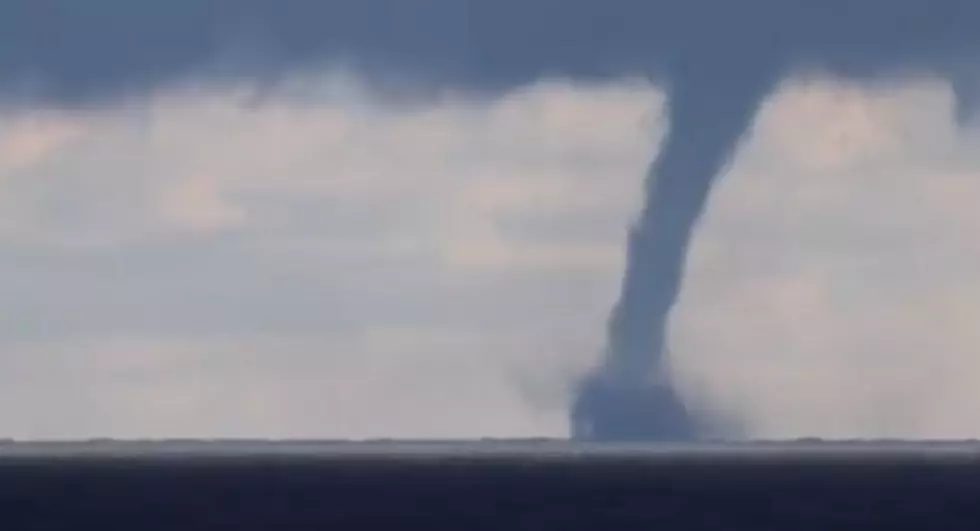 Amazing Water Spout on Lake Ontario Caught On Camera