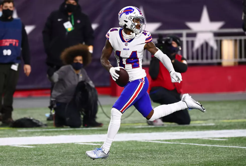 Stefon Diggs Makes Bills Fans Laugh: Flosses Teeth On The Sideline [VIDEO]