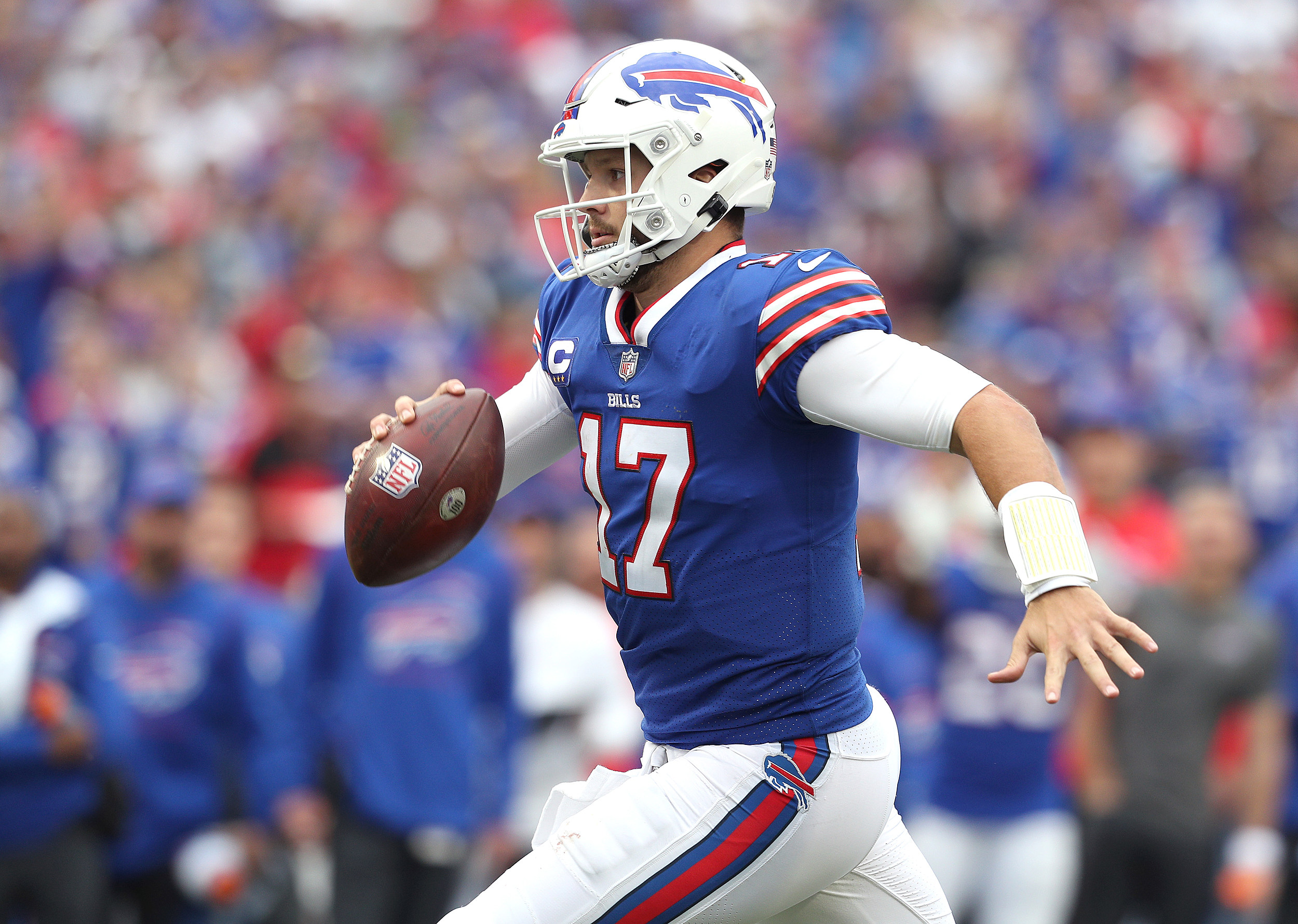 Bills star Josh Allen sends a clear message on why he's avoiding fans ahead  of 2022 NFL season