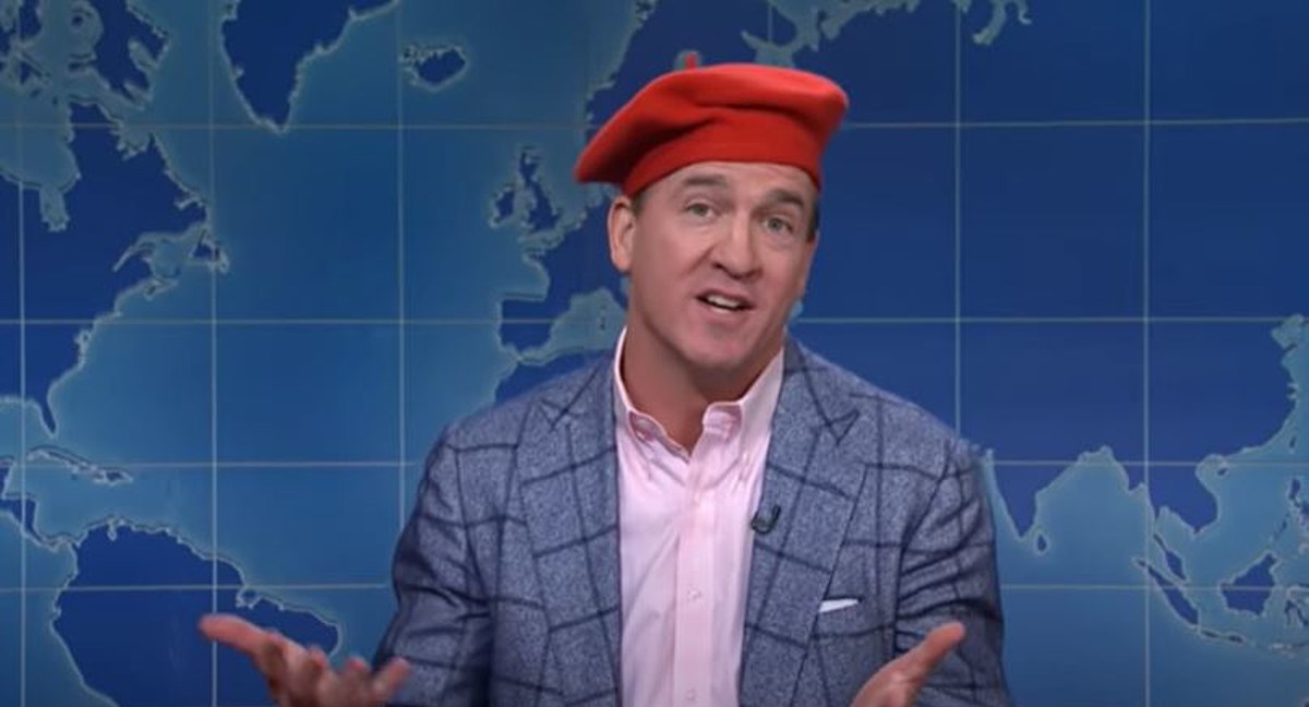 Peyton Manning yells 'Go Bills' during 'Saturday Night Live' segment