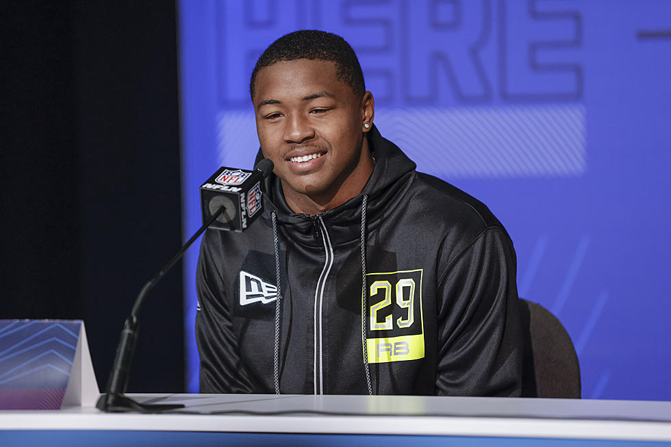 NFL Draft Hopeful Helps People At Buffalo New York Airport