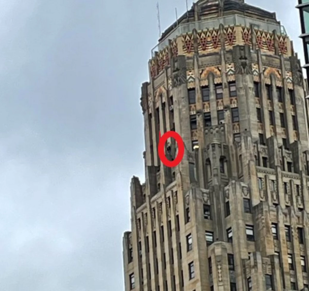 Omkostningsprocent Canada oase Jumper On Ledge At Buffalo's City Hall in Scary Situation