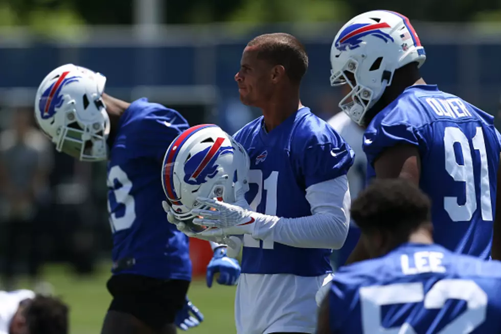 Jordan Poyer Holds Fan’s Baby in Adorable Training Camp Video