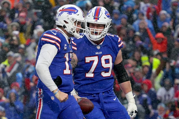 LOOK: Josh Allen gifts Bills O-line golf gear