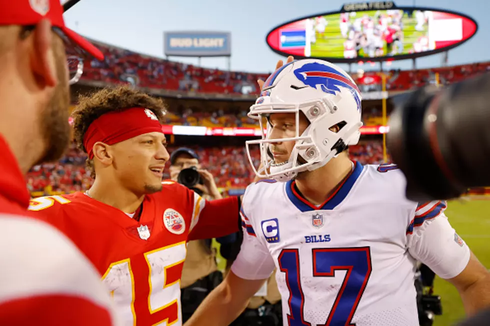 Buffalo Bills Fan &#8216;Tricks&#8217; Patrick Mahomes at Super Bowl Parade