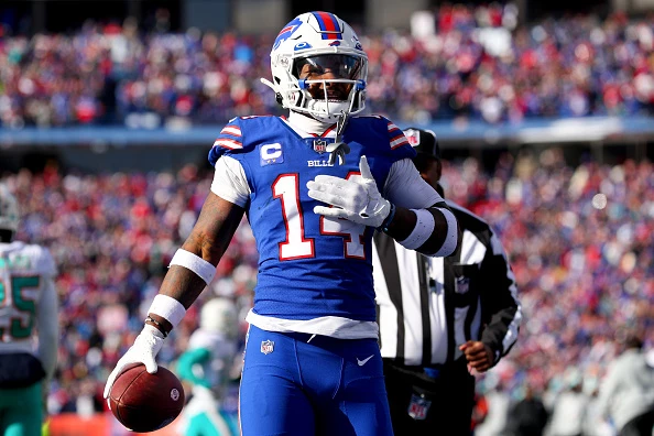 Stefon Diggs of the Buffalo Bills makes a catch for a first down News  Photo - Getty Images