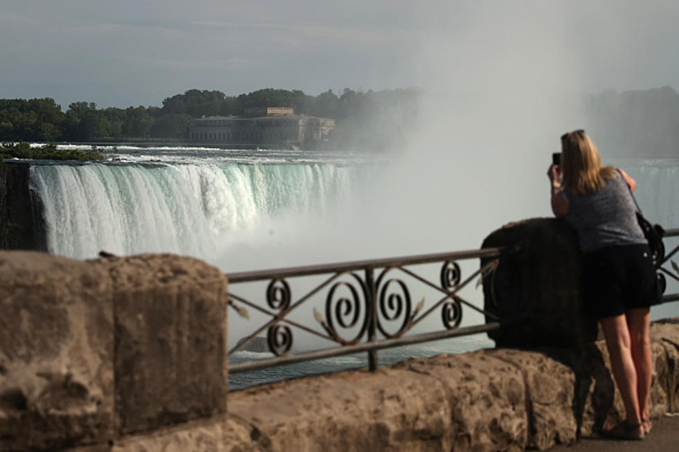 Famous Country Singer Absolutely Soaked In Niagara Falls [WATCH]
