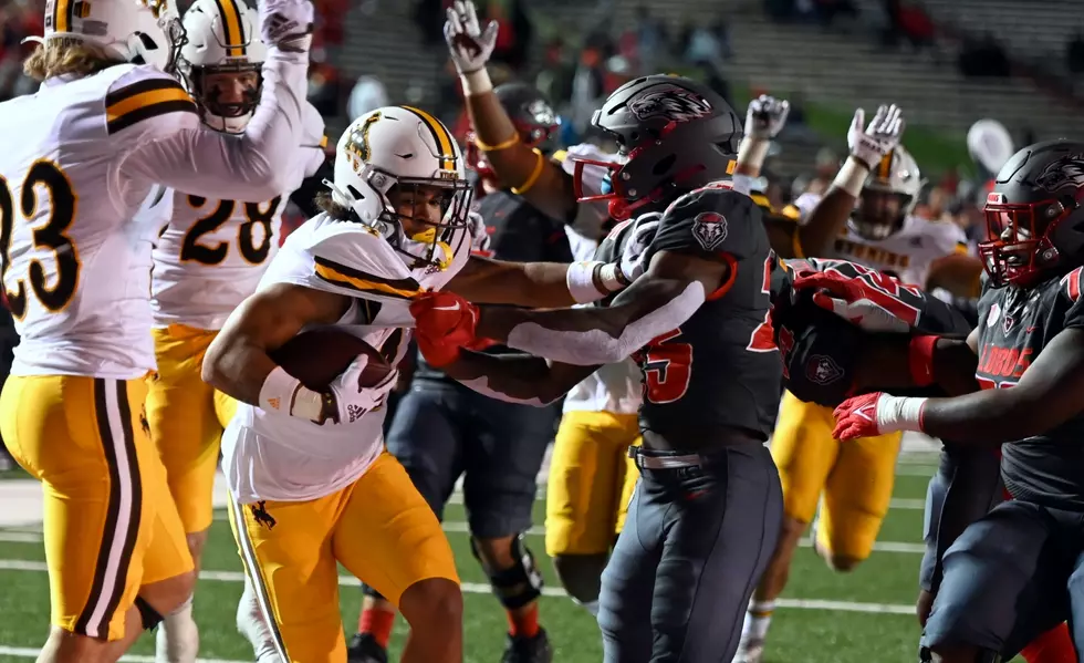 Wyoming overcomes double-digit deficit, rolls to 27-14 road win