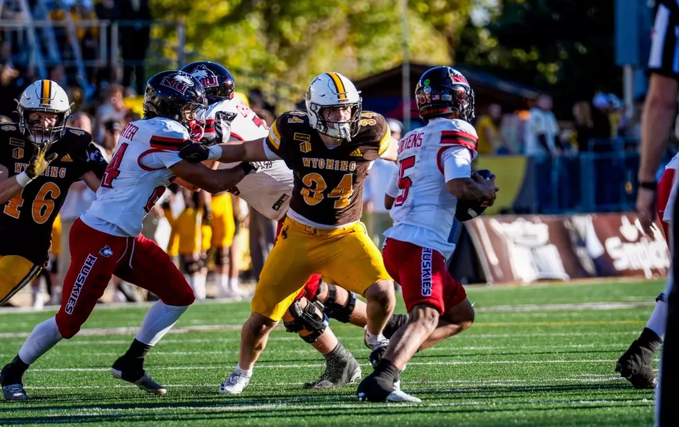 GALLERY: Pokes Mush Huskies Right Out of Laramie