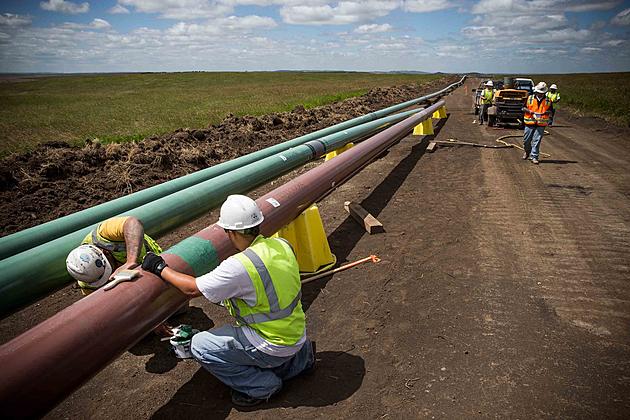Dakota Pipeline Still Moving Oil Despite Shutdown Order