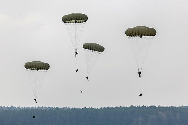 22 Hurt in Parachute Training at Mississippi Military Base