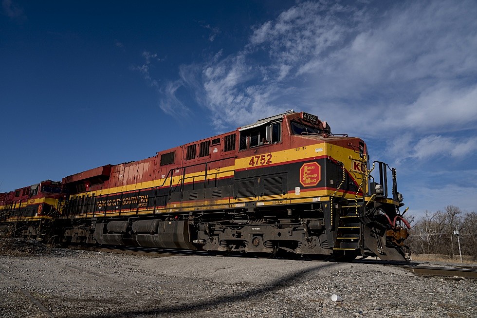 Union Pacific railroad to renew push for 1-person crews by testing  conductors in trucks