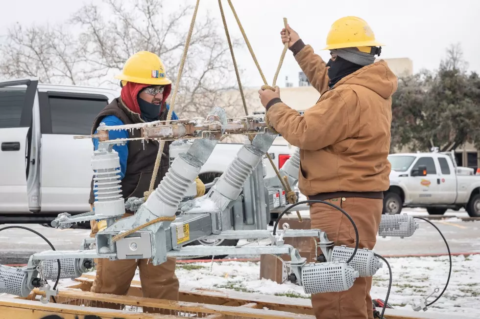 Texas’ Top Utility Regulator Quits in Fallout Over Blackouts