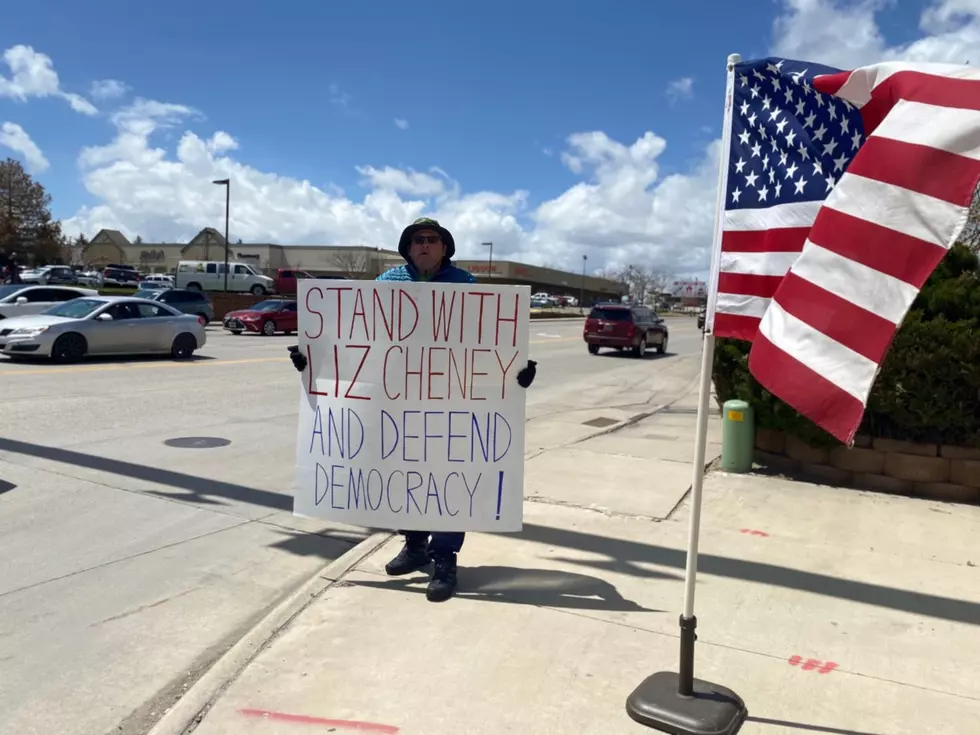 VIDEO: Casper Man &#8216;Standing with Liz Cheney,&#8217; Protesting Putin &#038; Trump on Wyoming Boulevard