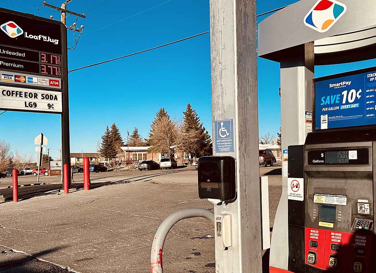 Gas Prices Fall 6.7 Cents Per Gallon in Wyoming, Averaging $3.32/g Monday