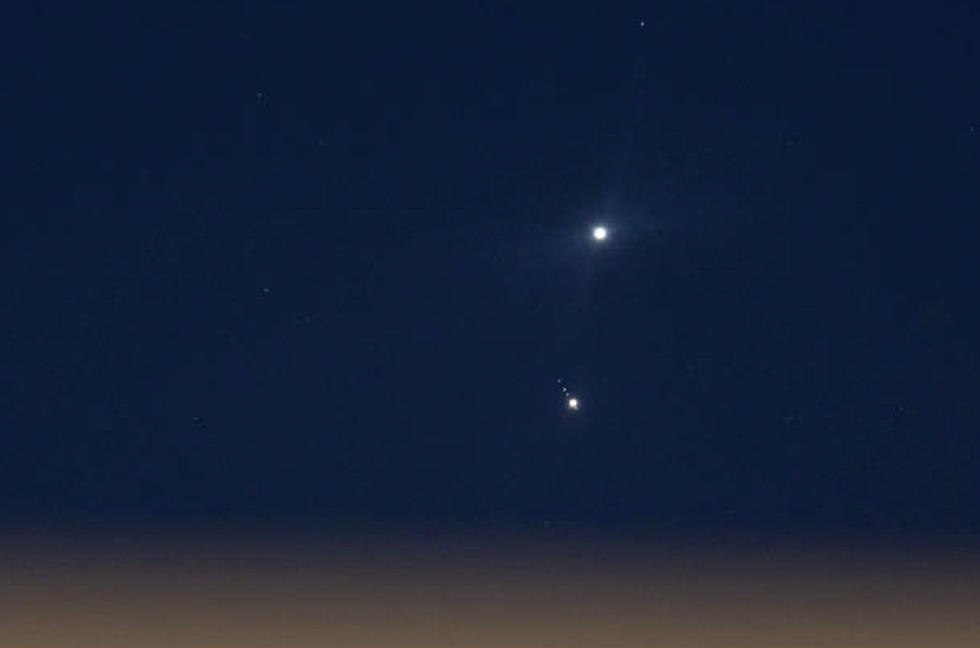 Venus and Jupiter Visible Tonight with Earthshine From the Moon