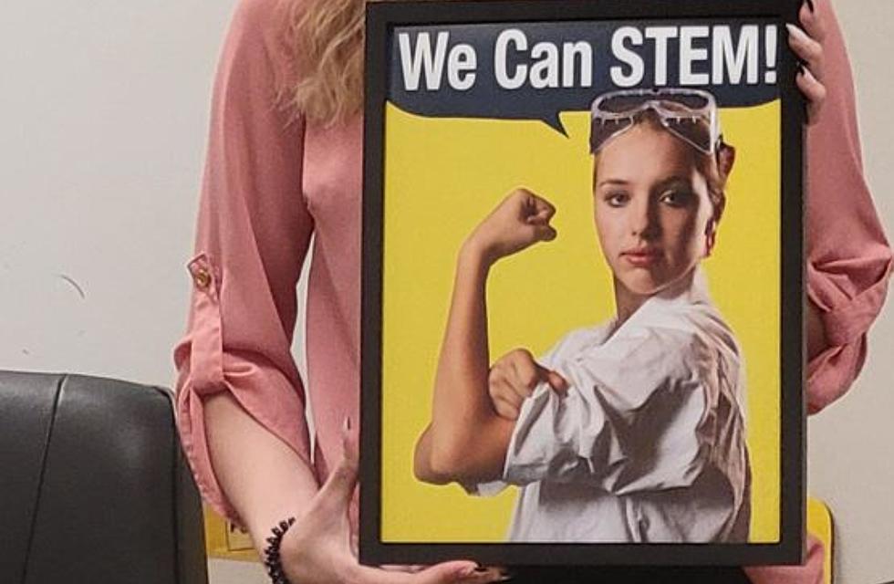 Natrona County Grad Presents &#8220;We Can STEM!&#8221; Senior Pic to Science Zone as Thank-You