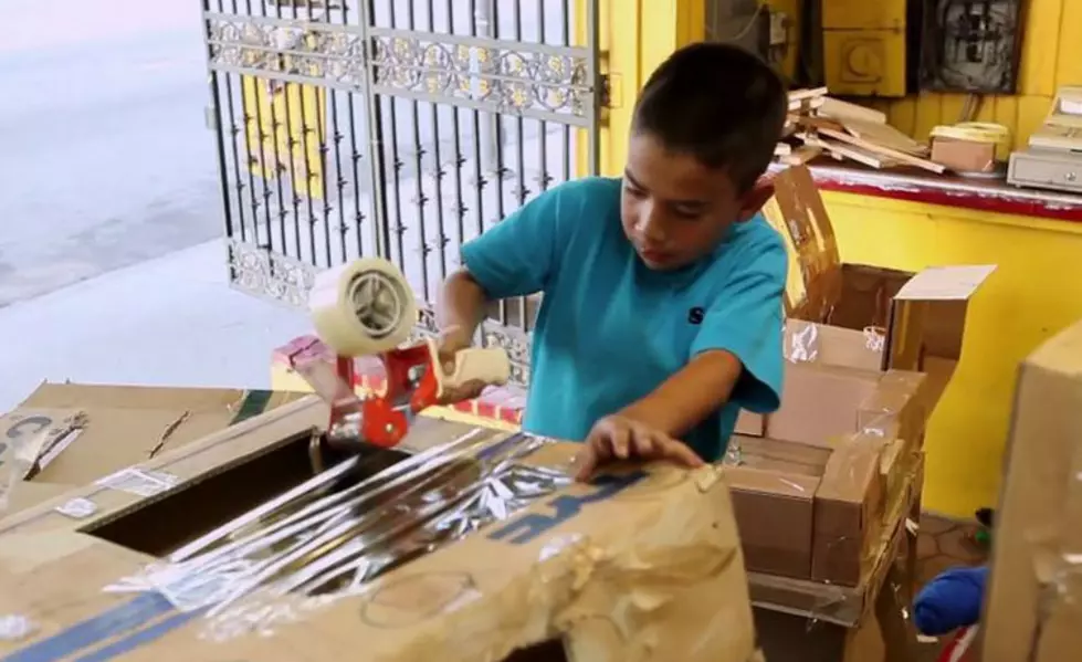 9 Year Old Boy Builds Own Arcade – Out Of Cardboard [VIDEO]