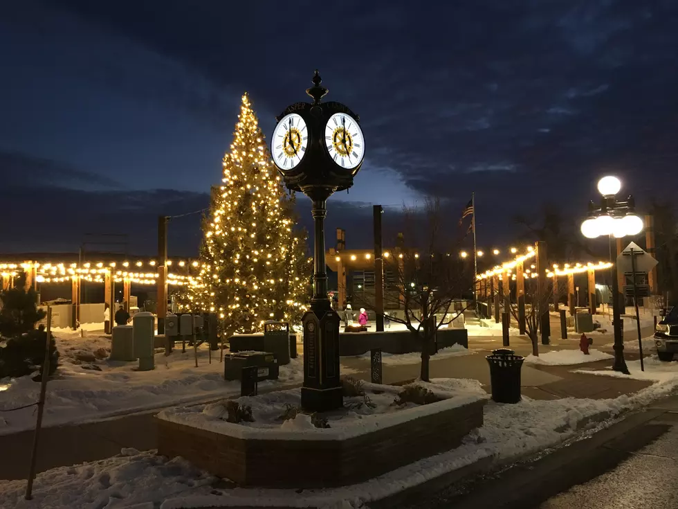 11 Photos Showing Casper Has Christmas Spirit