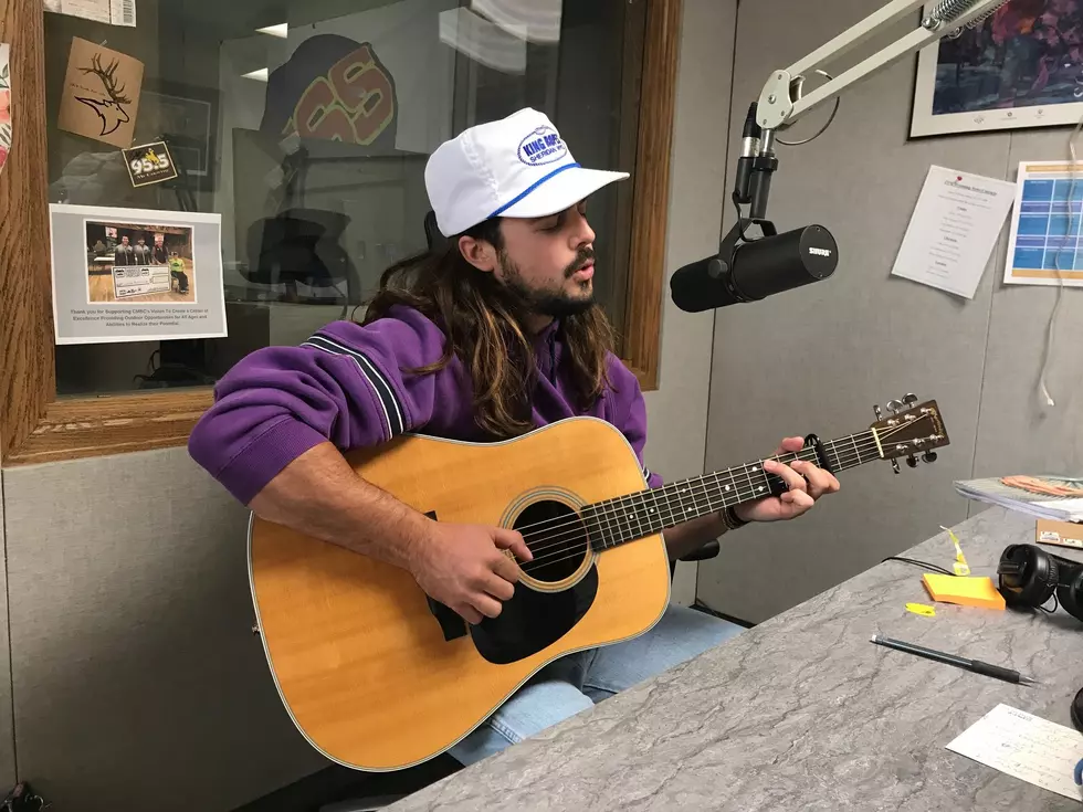 Wyoming Singer Ian Munsick Signs With Warner Music Nashville
